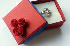 Как да си направим оригами кутийка за пръстен?