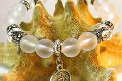 Дамска гривна от естествени камъни Планински кристал – DM-2271