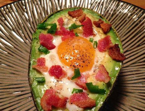 Авокадо гнезда с яйце и бекон