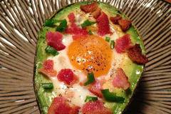 Авокадо гнезда с яйце и бекон