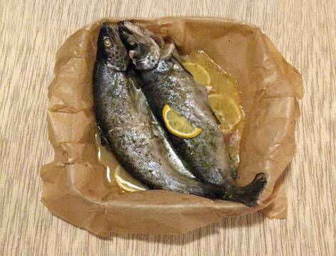 Печена пъстърва в бяло вино