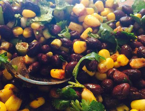 Мексиканска салата с боб и царевица