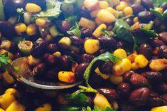 Мексиканска салата с боб и царевица