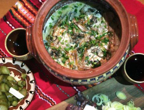 Свински гювеч със сметана и топено сирене