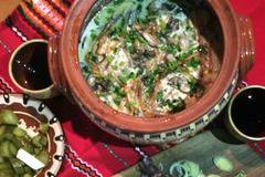 Свински гювеч със сметана и топено сирене