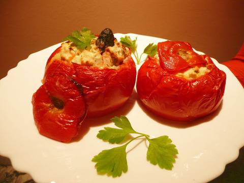 Пълнени домати със сирене и яйце