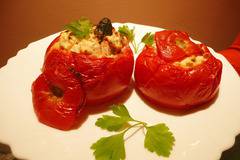 Пълнени домати със сирене и яйце