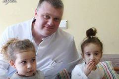 Д-р Атанас Кацаров и проф. Дребов от Пирогов с уникална операция на дете със сколиоза