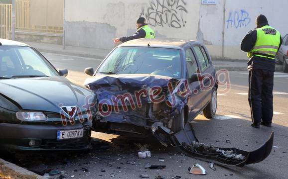 Катастрофа на метри от полицията в Благоевград, сблъскаха се „Рено“ и „Алфа Ромео“
