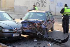 Катастрофа на метри от полицията в Благоевград, сблъскаха се „Рено“ и „Алфа Ромео“