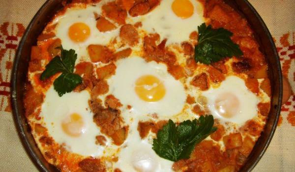 МУСАКА С ПАТЛАДЖАНИ И ЯЙЦА НА ОЧИ