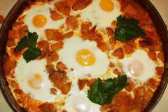 МУСАКА С ПАТЛАДЖАНИ И ЯЙЦА НА ОЧИ