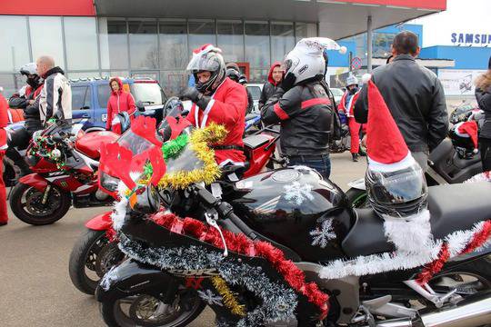 Десетки рокери, пременени като Дядо Коледа събраха за благотворителност над 4000 лв