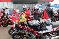 Десетки рокери, пременени като Дядо Коледа събраха за благотворителност над 4000 лв