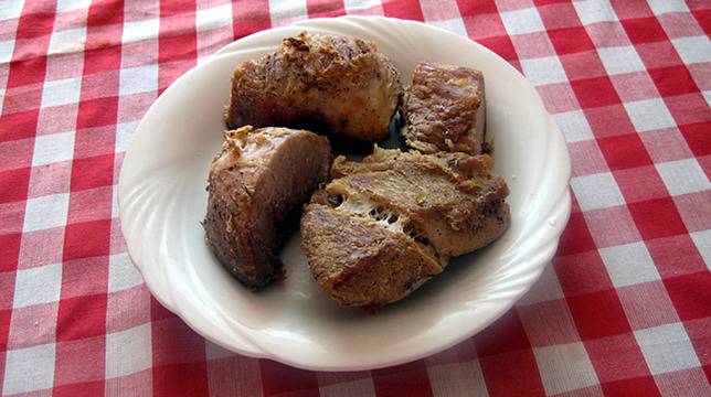 Вкусни мръвки от Ветка и печено месо от село