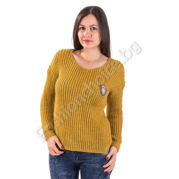 Практичен дамски пуловер с емблема и издължена задна част