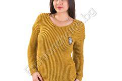 Практичен дамски пуловер с емблема и издължена задна част