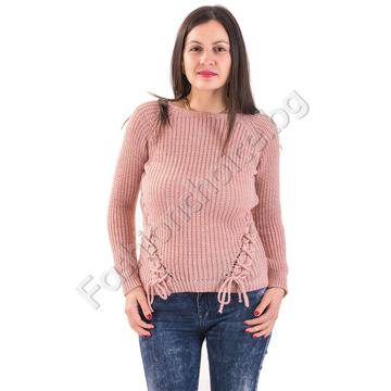 Комфортен дамски пуловер с обло деколте и плитки