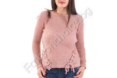 Комфортен дамски пуловер с обло деколте и плитки