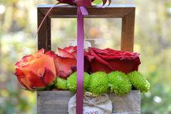 Аранжировки с цветя и саксийни растения – Цветни Аранжировки – Рози и хризантеми в дървена кутия – Онлайн Поръчка и Доставка…