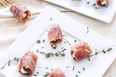 Прошуто хапки с фурми и козе сирене