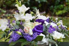 Аранжировки с цветя и саксийни растения – Цветни Аранжировки – Аранжировка с гладиол, еустома и восъчни рози – Онлайн Поръчка…