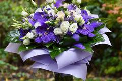 Букети – Букет с бели рози и орхидеи Ванда – Онлайн Поръчка и Доставка на Цветя Букети и Рози в Кутия София