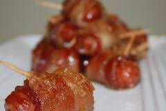 Сладки рулца от бекон и виенски наденички