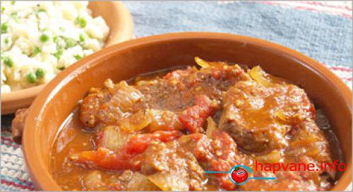 Свински бут с домати на фурна