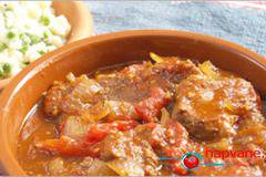 Свински бут с домати на фурна