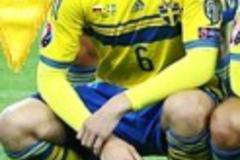 „Ливърпул“ разговарят с агента на шведски национал за трансфер в посока „Анфийлд“; мърсисайдци преговарят за млади звезди на…