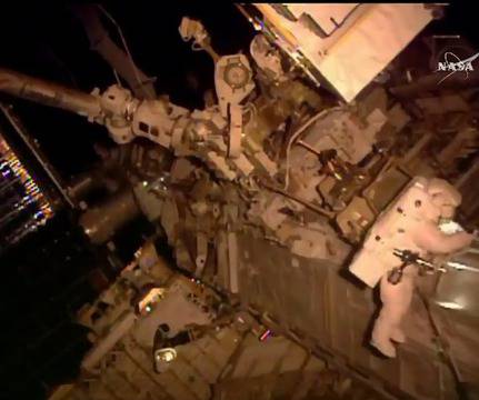 Двама астронавти излязоха в открития космос днес, на 6 януари 2017 г.