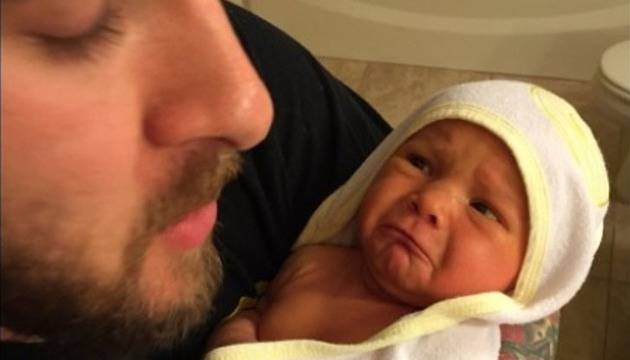 Млад татко публикува смешна снимка на дъщеричката си в социалните мрежи, и това спаси живота й!