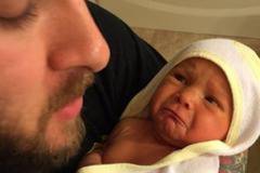 Млад татко публикува смешна снимка на дъщеричката си в социалните мрежи, и това спаси живота й!