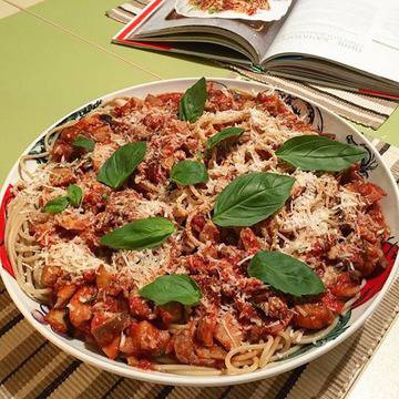 ПИЛЕ „КАЧАТОРЕ“ (Cacciatore) спагети и доматен сос