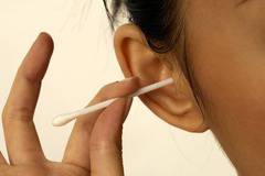 Не си чистете ушите с клечки, рискувате слуха си