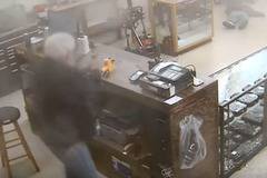 Вижте как собственик на магазин наказа въоръжен крадец! (ВИДЕО)