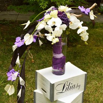 Букет с бели рози и орхидеи ванда и фалаенопсис