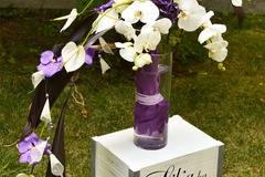 Букет с бели рози и орхидеи ванда и фалаенопсис