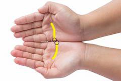 Само 10% от хората имат тази линия на ръката! Съберете длани и проверете дали сте сред тях и вижте какво означава това!