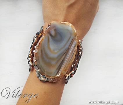 Луксозни подаръци за жени с бижута и гривни за 8 Март