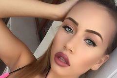 Гери-Никол се снима като разсъблечено Барби пред трона на яката дупара! (СНИМКА)