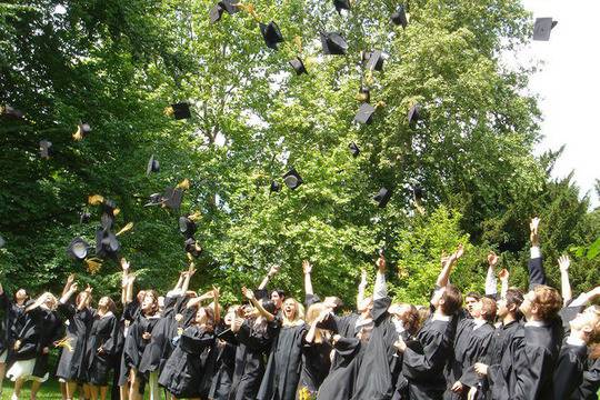 Чуждите университети вдигат летвата при приема на студенти