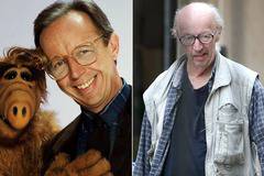 Вижте как изглеждат героите от култовия сериал „АЛФ“ след цели 30 години (снимки)