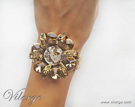 Нежни стиймпънк бижута и модерни гривни с часовников механизъм за жени