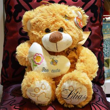 Подаръци, табакери и сувенири – Плюшени играчки – Плюшено мече със сърце и пчеличка 38см – Безплатна Доставка на Цветя Букети…