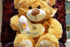 Подаръци, табакери и сувенири – Плюшени играчки – Плюшено мече със сърце и пчеличка 38см – Безплатна Доставка на Цветя Букети…