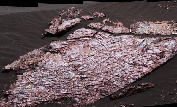 Марсоходът Кюриосити откри признаци за засъхнала кал и пукнатини на Марс!