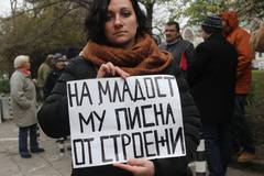 Влачиха жена, протестираща срещу незаконен строеж в столичния квартал "Младост"