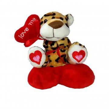 Плюшено тигърче гушнало сърце с надпис LOVE ME върху сърце